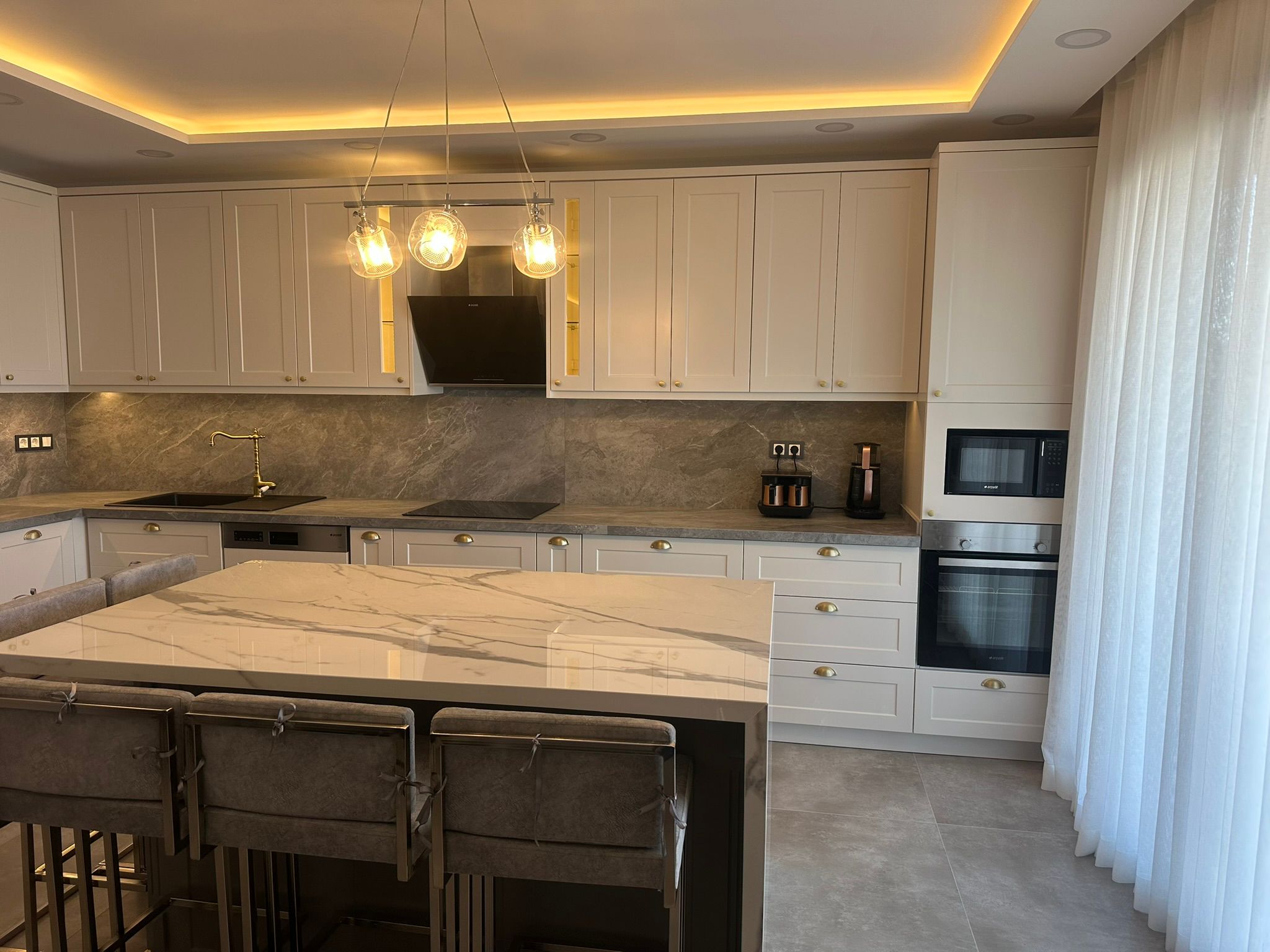 Beyaz meşe mutfak dolapları