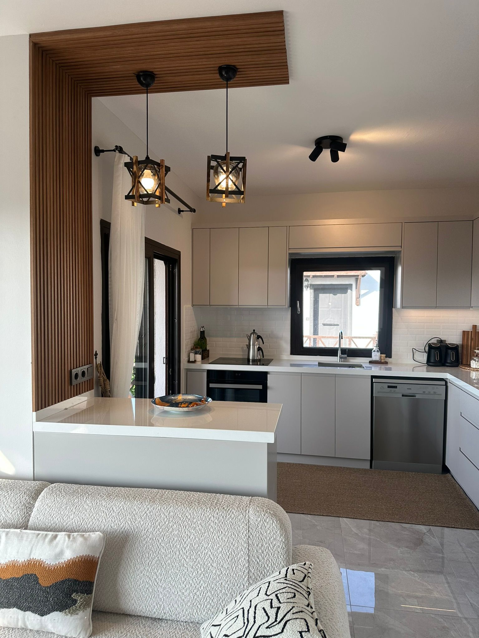 Beyaz meşe mutfak dolapları